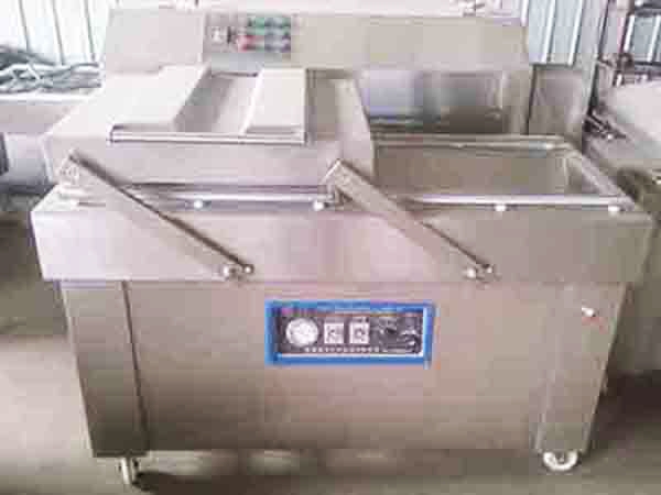 Vacuum packaging machine