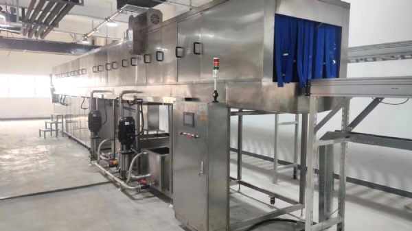 宏濟(jì)堂制藥不銹鋼桶清洗機(jī)，雙通道料箱清洗機(jī)現(xiàn)場(chǎng)安裝實(shí)拍